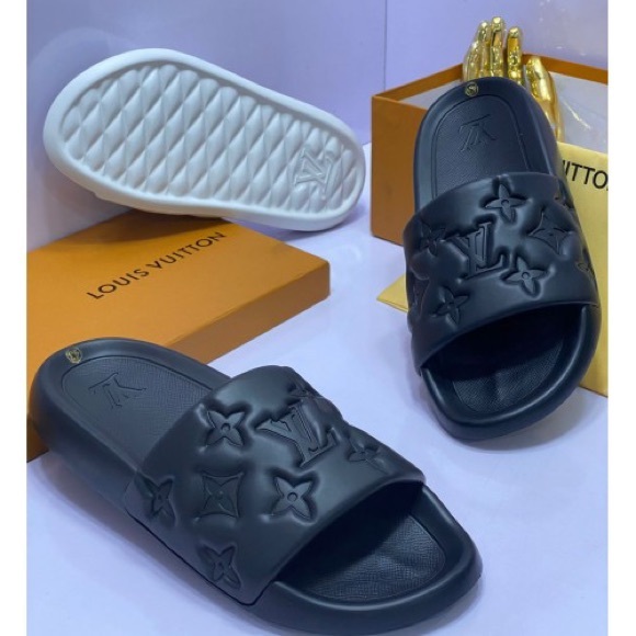 Shoes - Embossed Monogram slides🖤